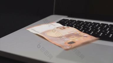 丰富互联网技术成本概念欧元钞票秋天键盘开放移动PC